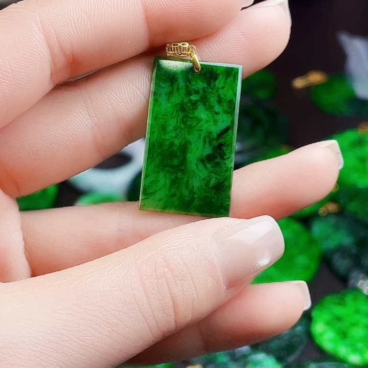 翡翠18K金镶嵌颈饰多样性