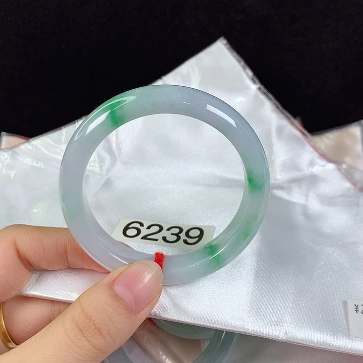 翡翠未镶嵌手镯52圈，紫底阳绿花，小圈漏