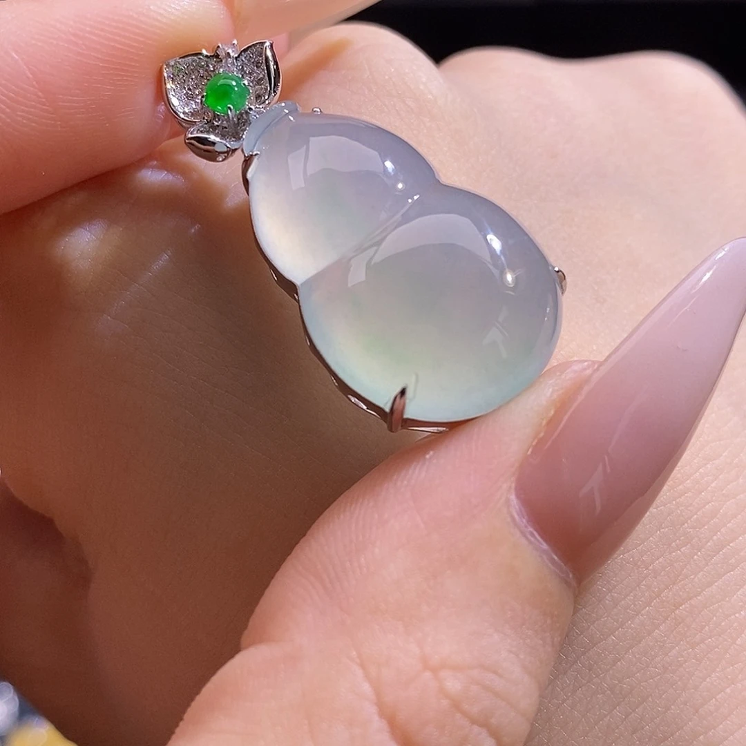 翡翠18K金镶嵌颈饰葫芦