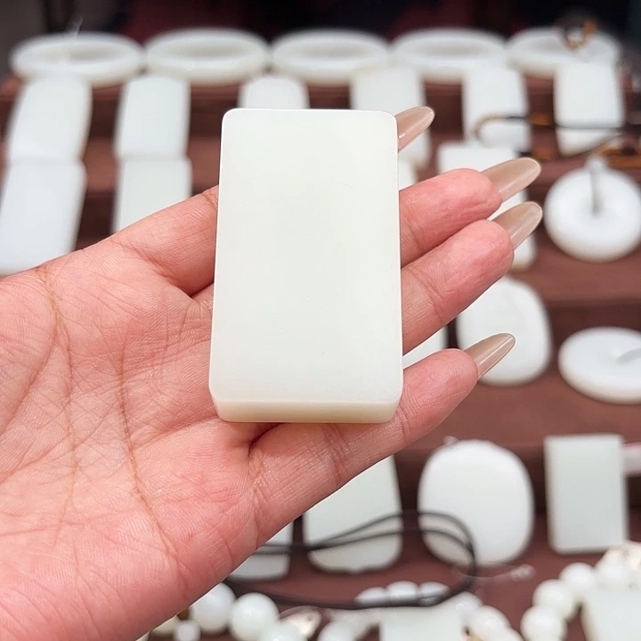 和田玉颈饰未镶嵌建*