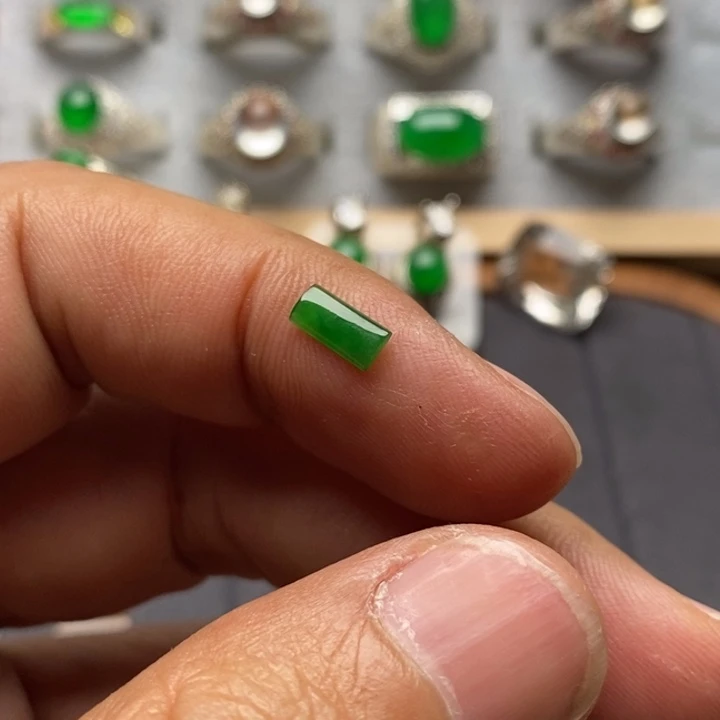 翡翠裸石冰底绿色小马鞍7.6×3.7×1.3