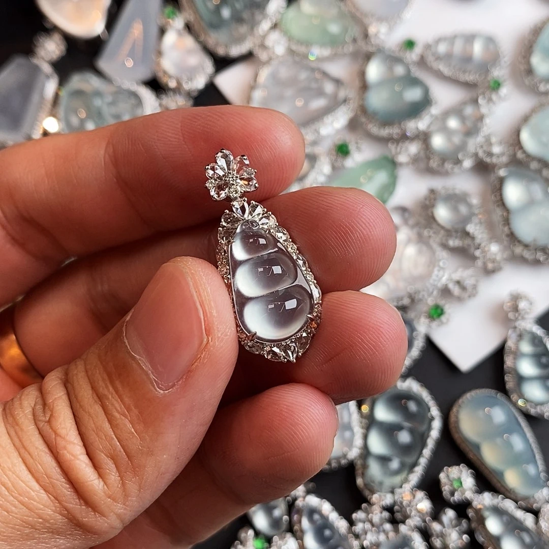 翡翠18K金镶嵌颈饰