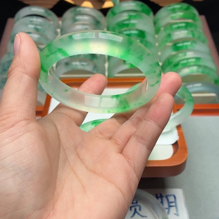 刚***刚石英质玉未镶嵌手镯