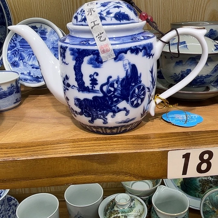 吕***飞青花鬼谷子茶壶一个