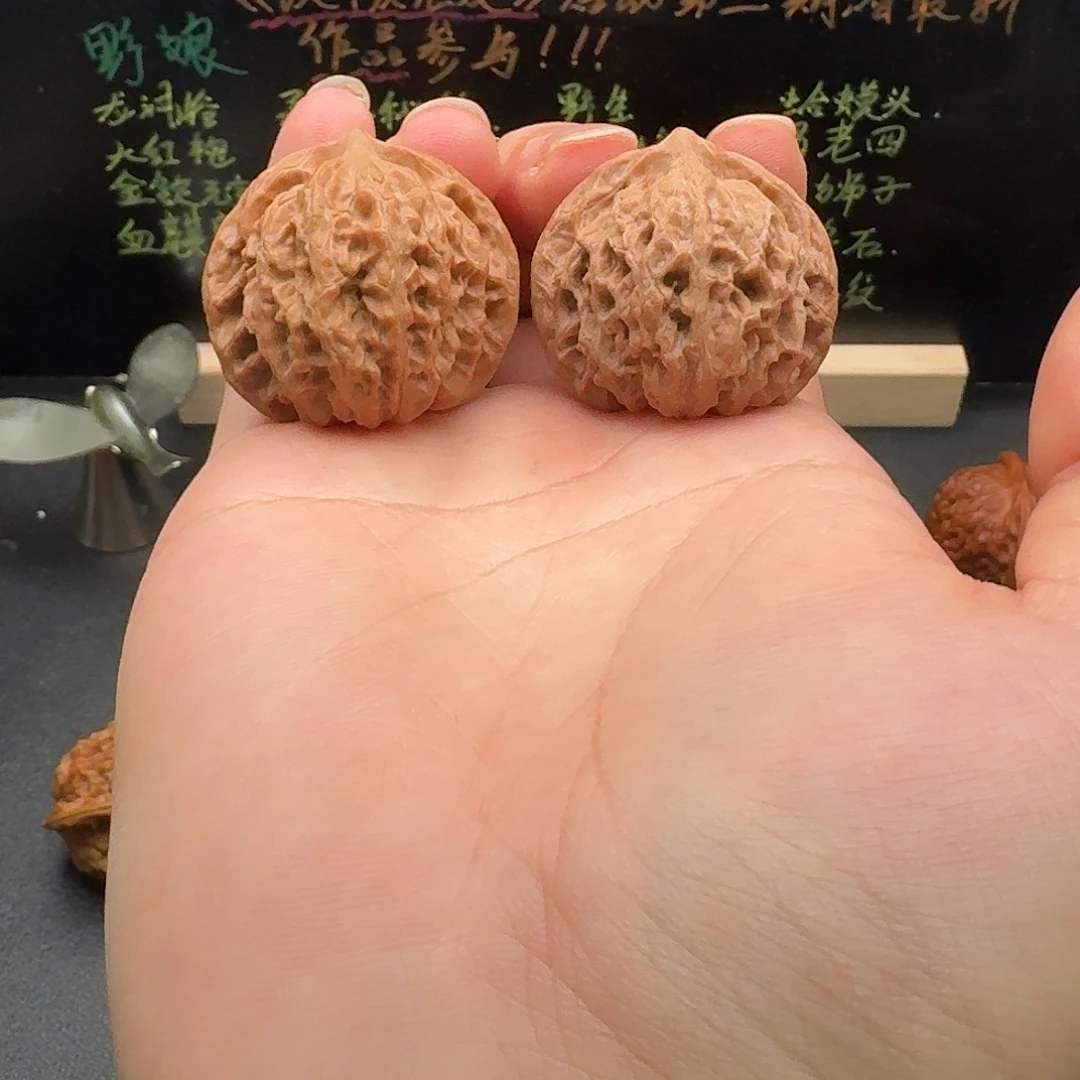35红油皮野生文玩核桃