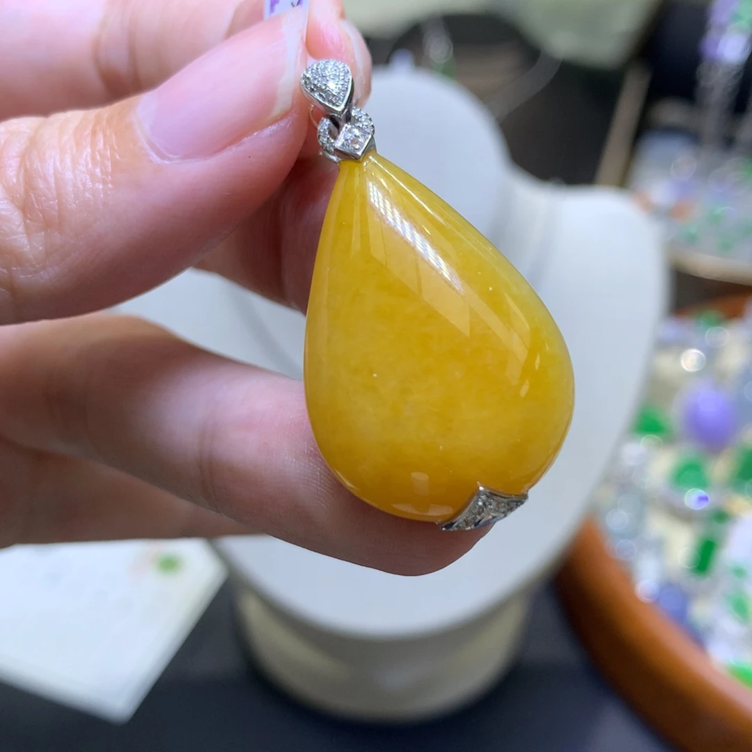 颈饰18K金镶嵌翡翠