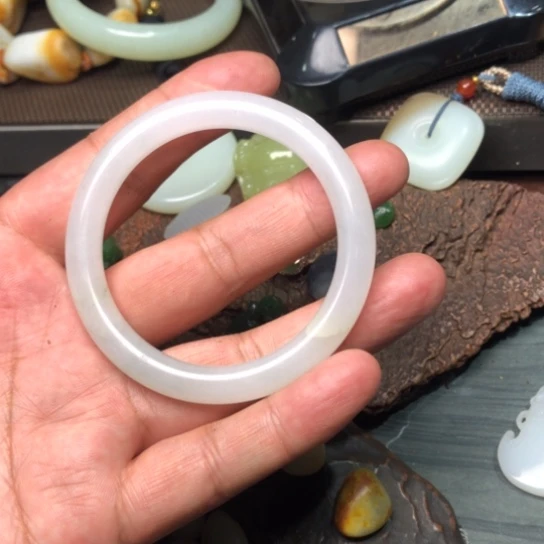 颈饰未镶嵌和田玉（糖玉）