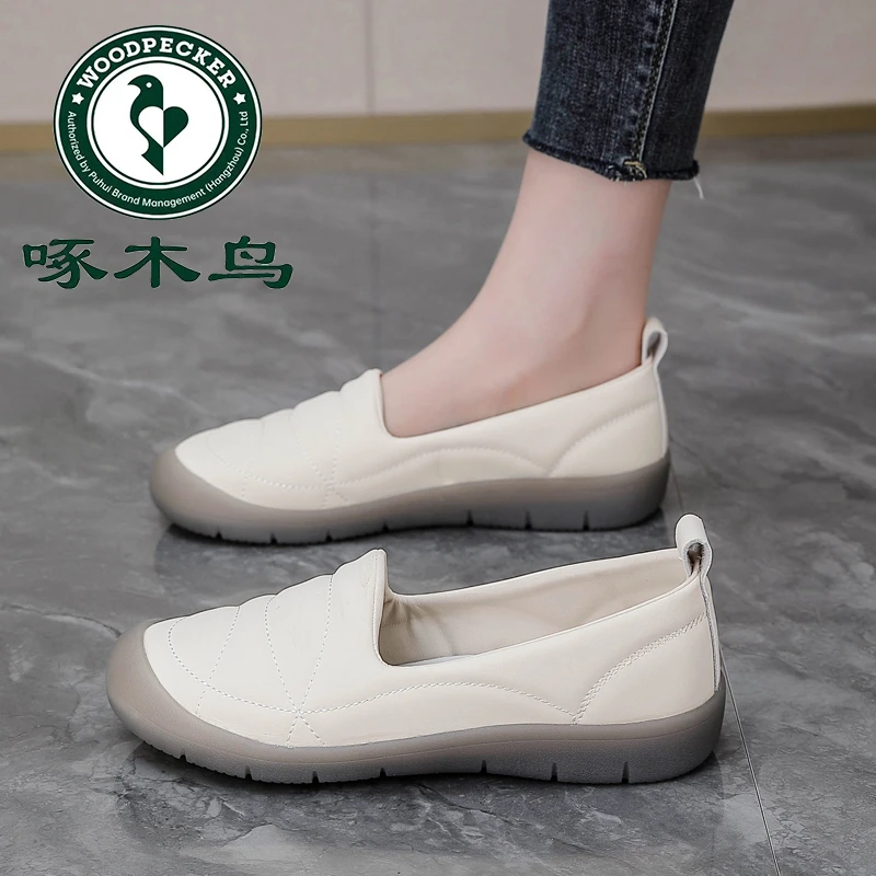 啄木鸟一脚蹬皮面时尚豆豆鞋女2025年夏季新款轻便软底健步妈妈鞋