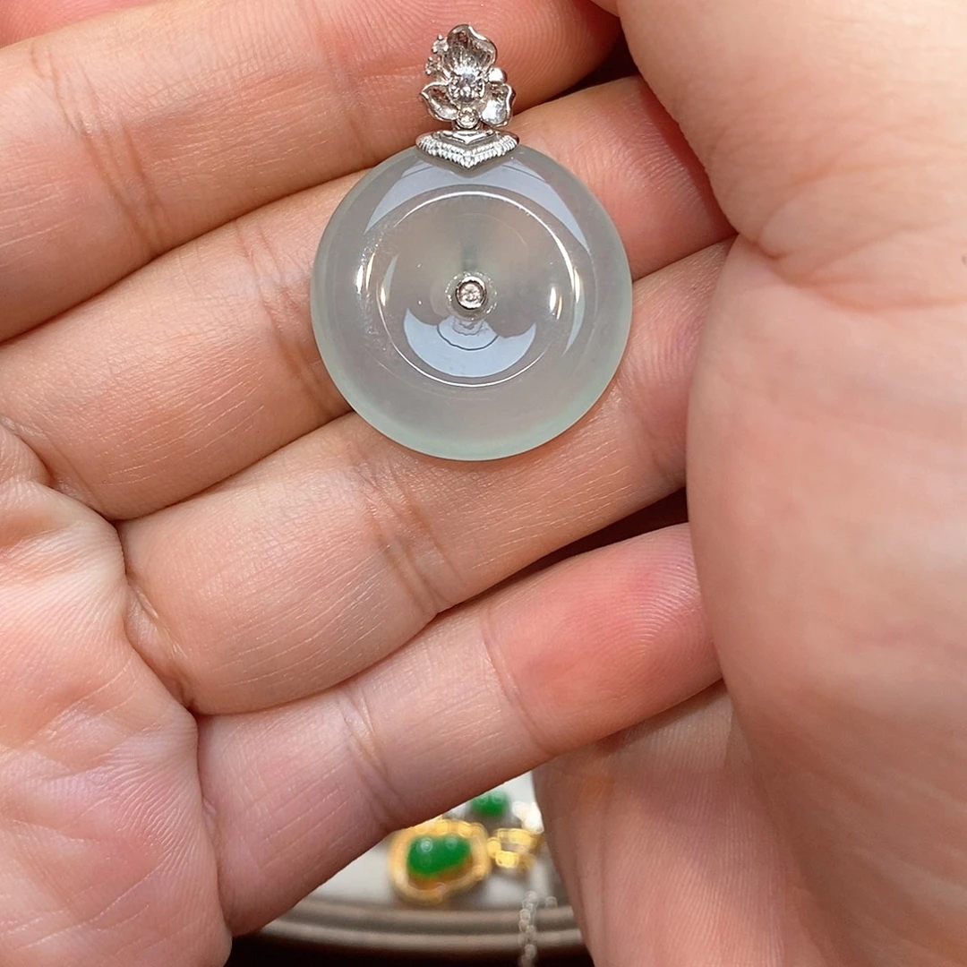 翡翠18K金镶嵌颈饰平安扣