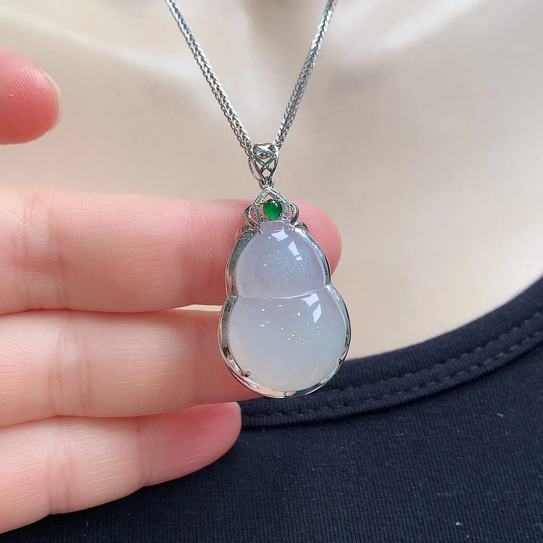 颈饰18K金镶嵌翡翠葫芦