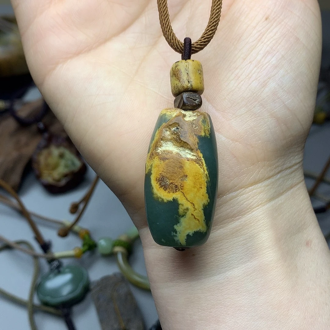 透闪石质玉挂件未镶嵌哆**梦