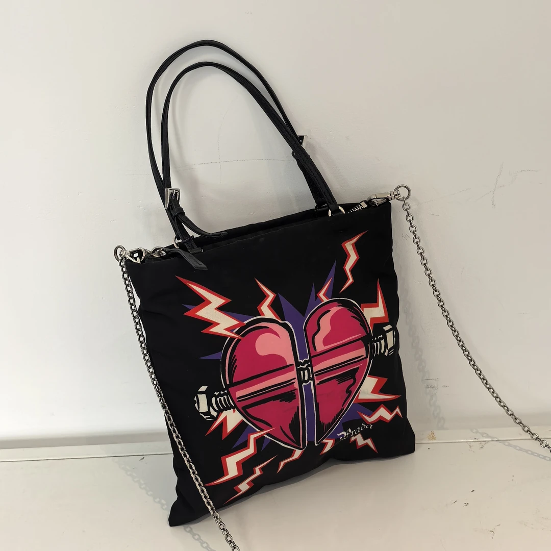 95新 Prada/普拉达 怪怪 黑色爱心斜挎包