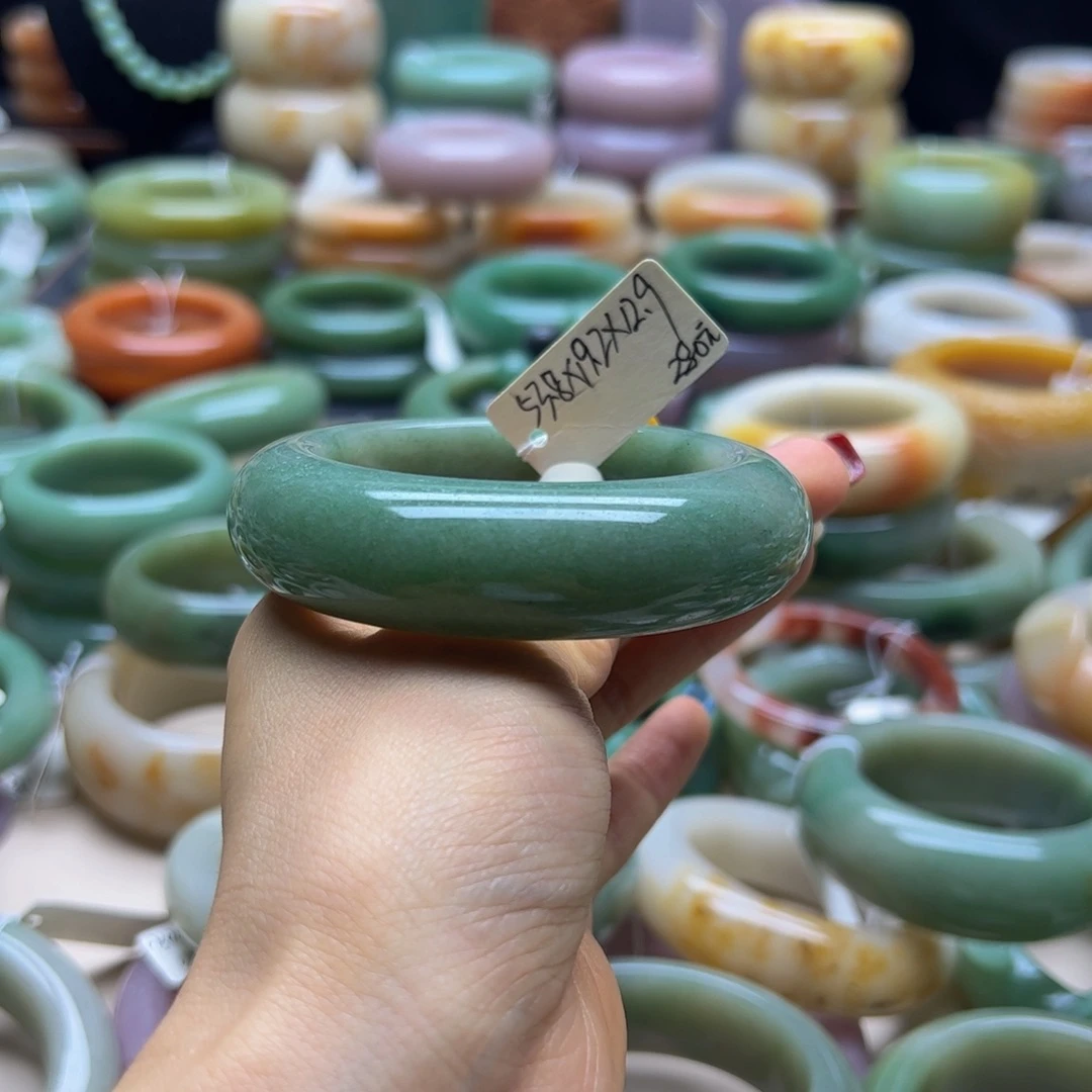 L***L石英岩玉手镯未镶嵌