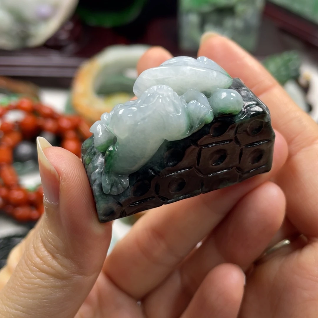 翡翠未镶嵌颈饰牌子