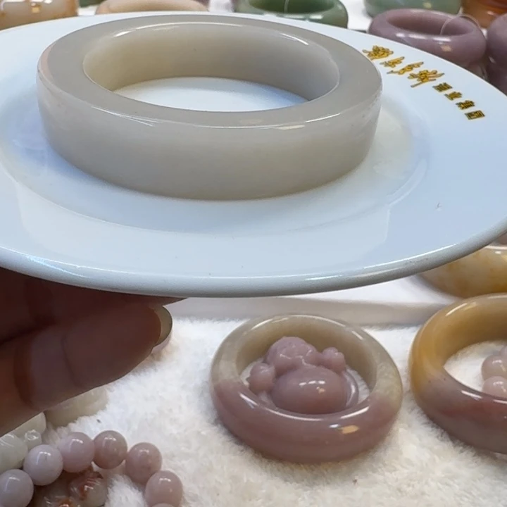 石英岩玉未镶嵌手镯