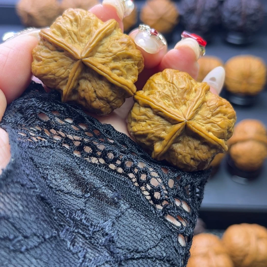 文玩核桃吊坠火麒麟