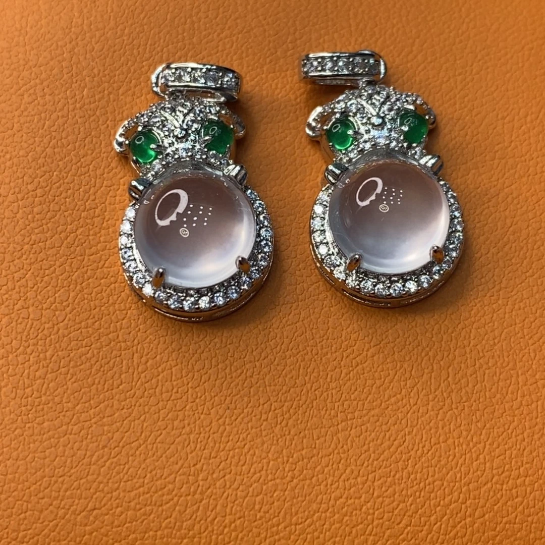 石英质玉合金吊坠