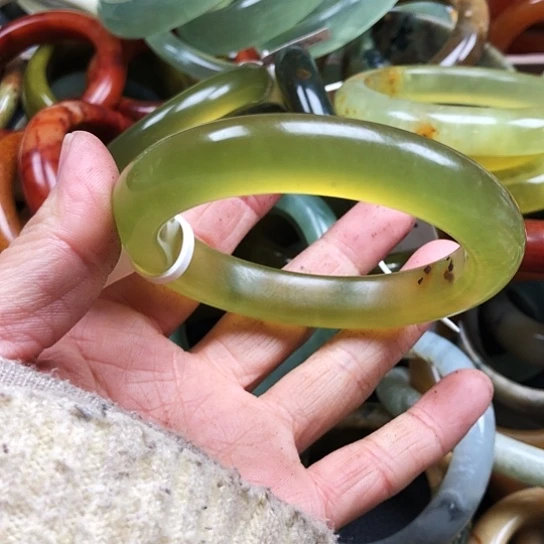 蛇纹石玉手镯未镶嵌龙*莹