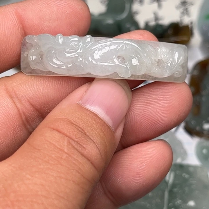 翡翠未镶嵌颈饰龙手牌