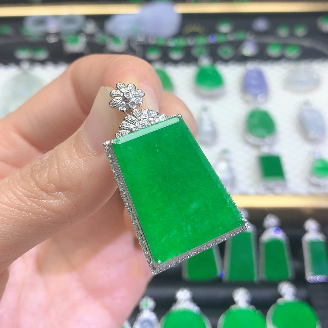 颈饰18K金镶嵌翡翠吊坠