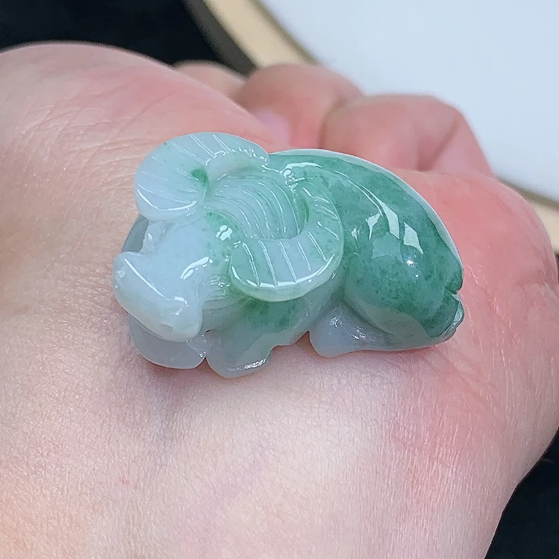 精雕 飘绿 生肖牛 吊坠 挂坠 18.33g 缅甸天然A货翡翠玉石