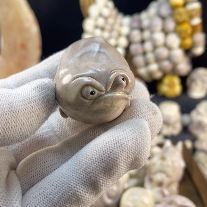 皮质非金属配饰鹿角雕刻金蟾