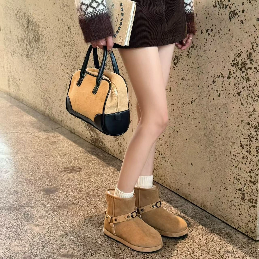 小发喵「复古暖绒金属搭扣雪地靴｜奢感氛围演绎冬日质感美学」