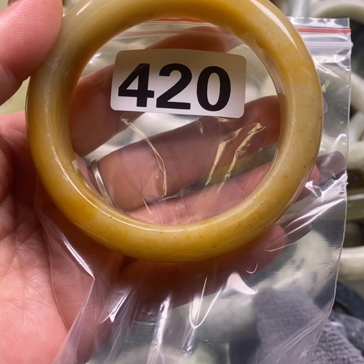 太***。蛇纹石玉未镶嵌手镯