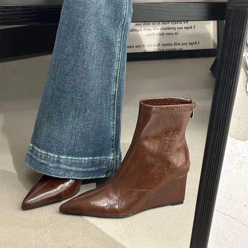 2025巨好看靴子女尖头软皮坡跟高跟短靴粗跟瘦瘦靴女复古时装靴
