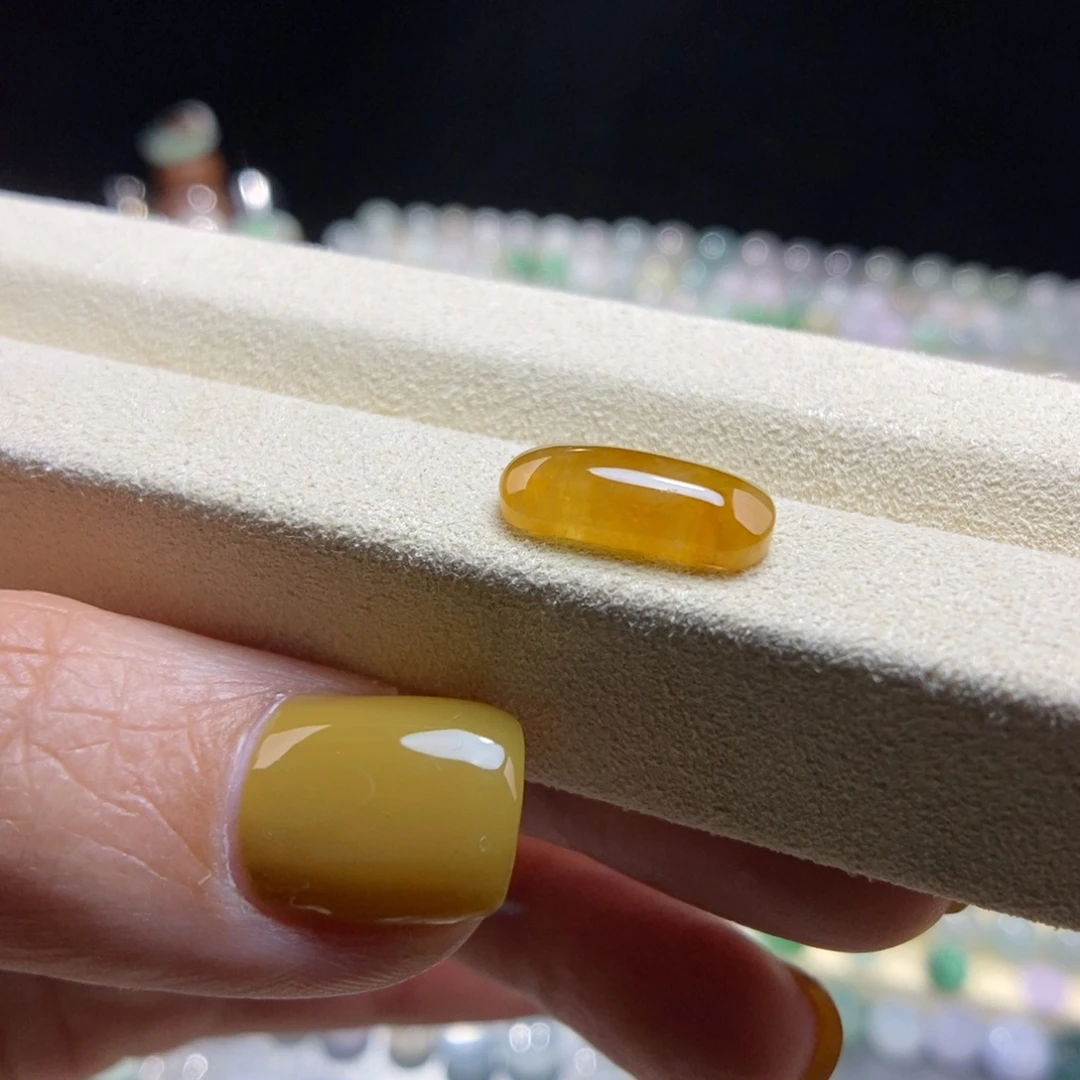 翡翠未镶嵌颈饰橘黄马鞍