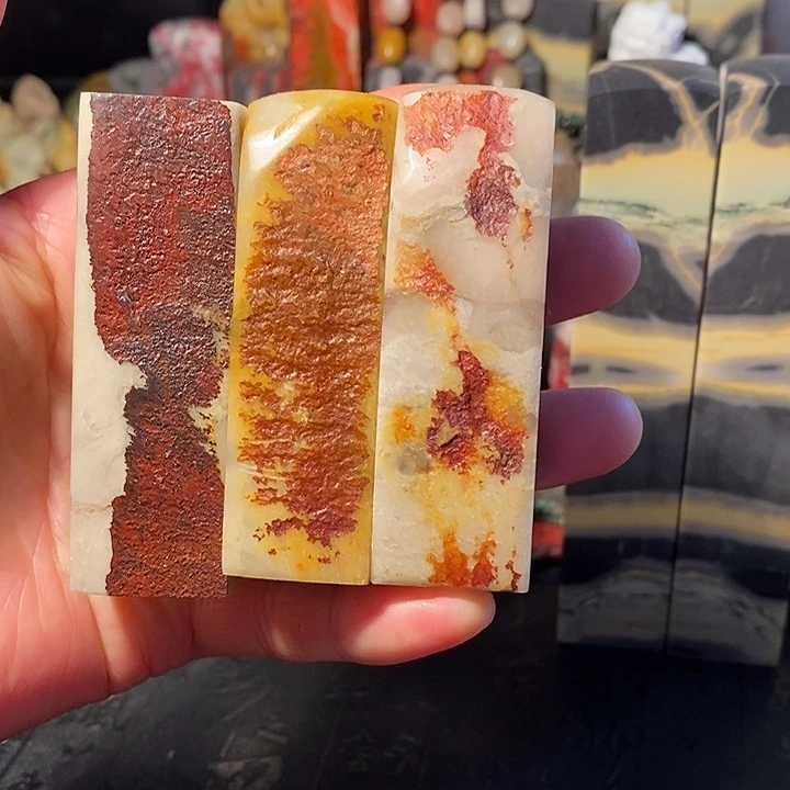 昌化鸡血石带皮牛角