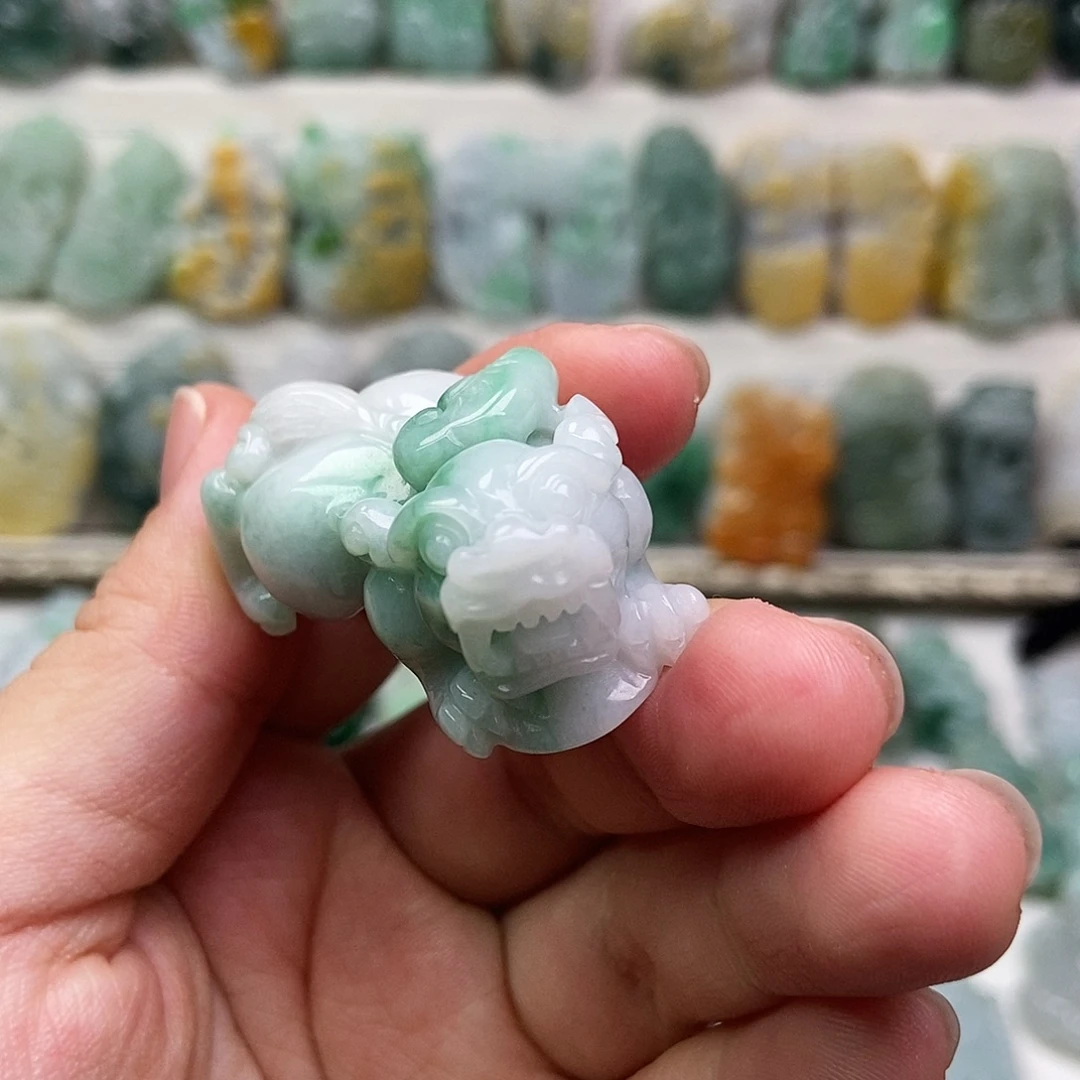 翡翠未镶嵌吊坠(赠链)