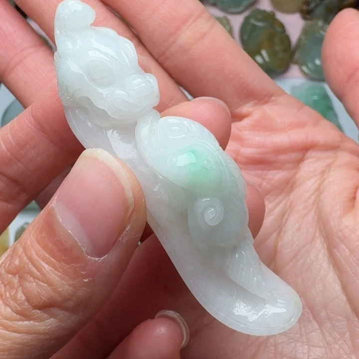 翡翠未镶嵌颈饰龙勾