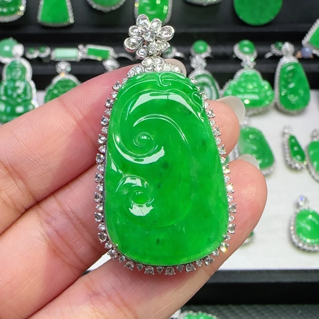 翡翠18K金镶嵌颈饰吊坠