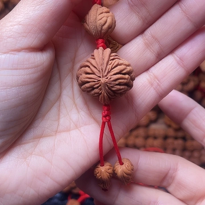 木质类龙纹桃枭挂件