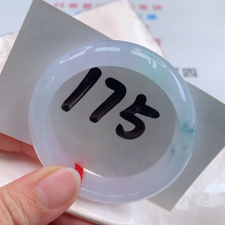 翡翠手镯未镶嵌翡翠