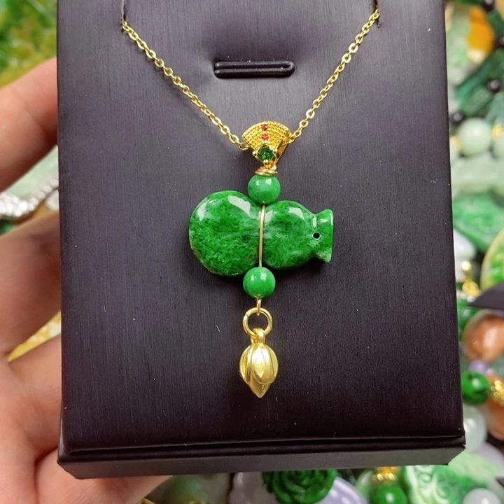 翡翠未镶嵌吊坠(赠链)