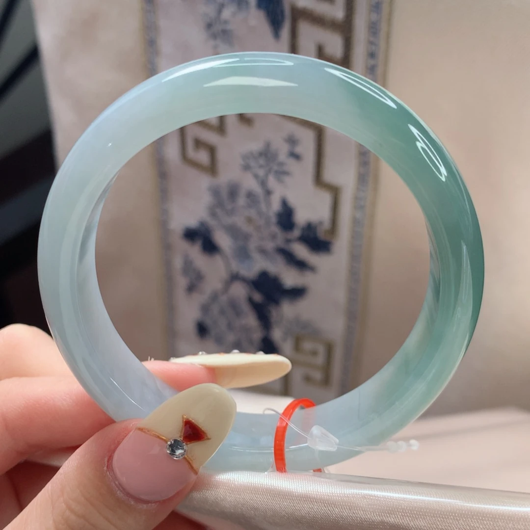 翡翠手镯未镶嵌57圈口