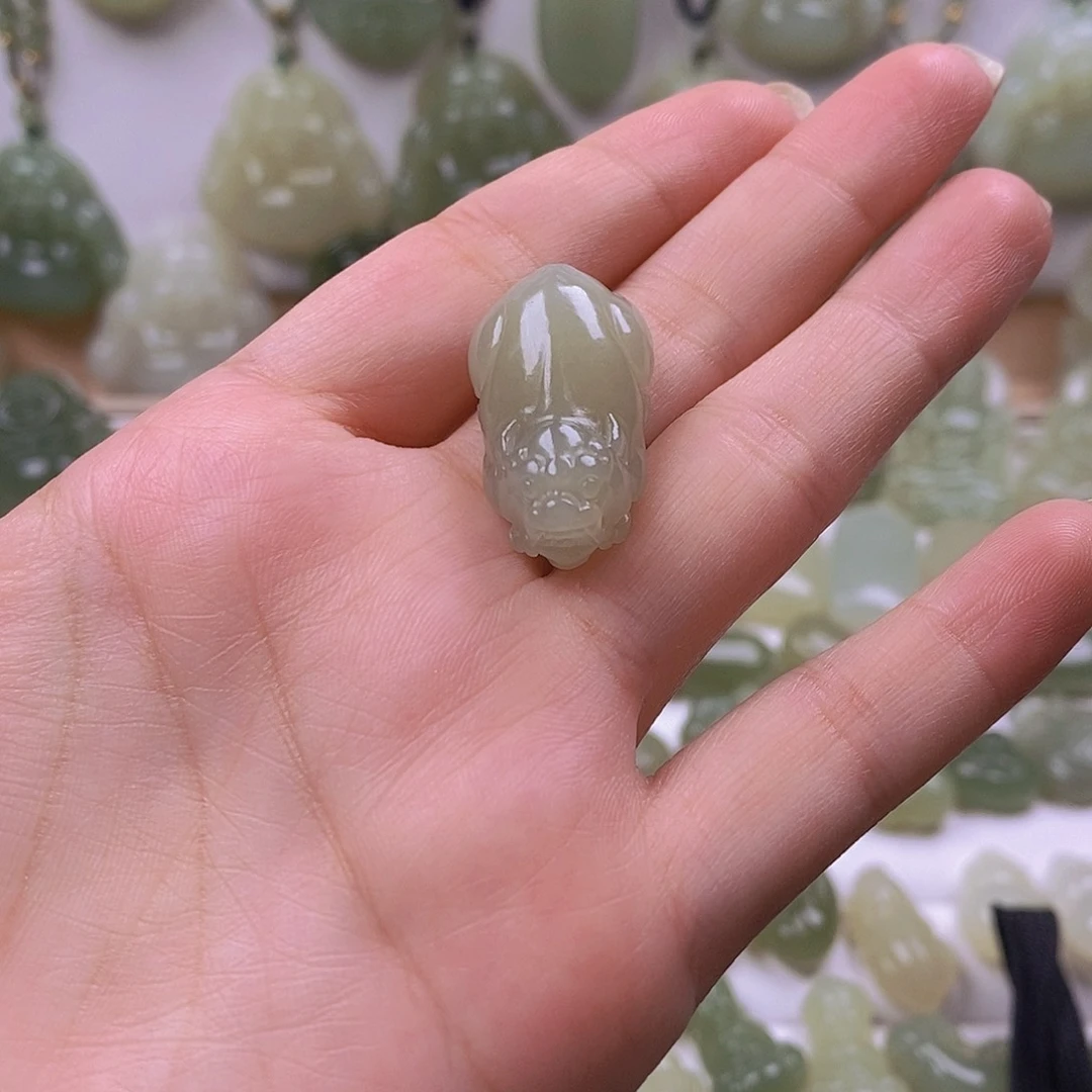 娟***吖和田玉未镶嵌颈饰