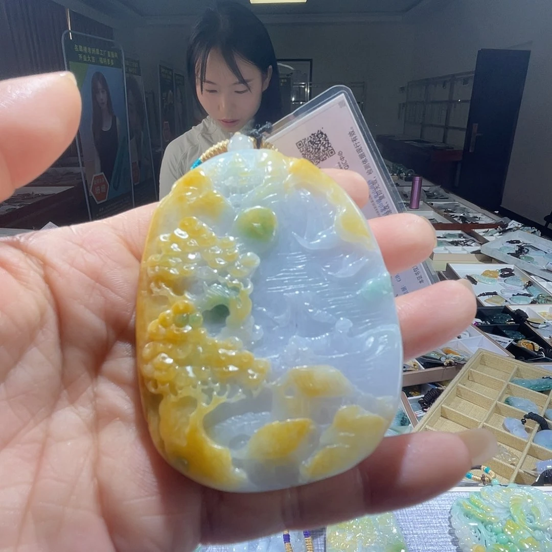 翡翠未镶嵌颈饰一个