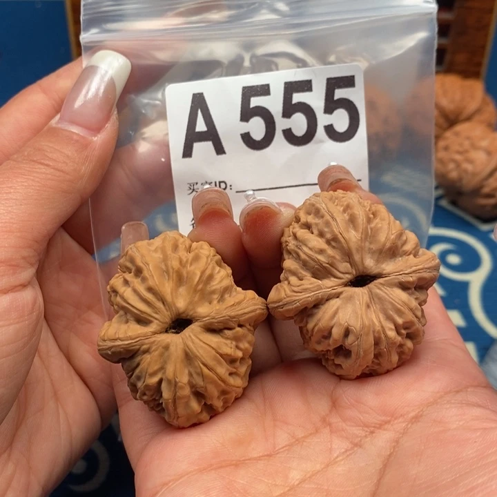 文玩核桃吊坠微瑕元宝42A555