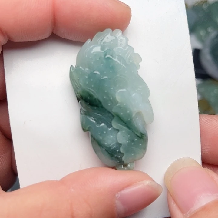 翡翠颈饰未镶嵌白菜。百财