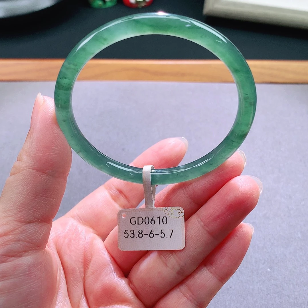 翡翠手镯未镶嵌天然翡翠手镯