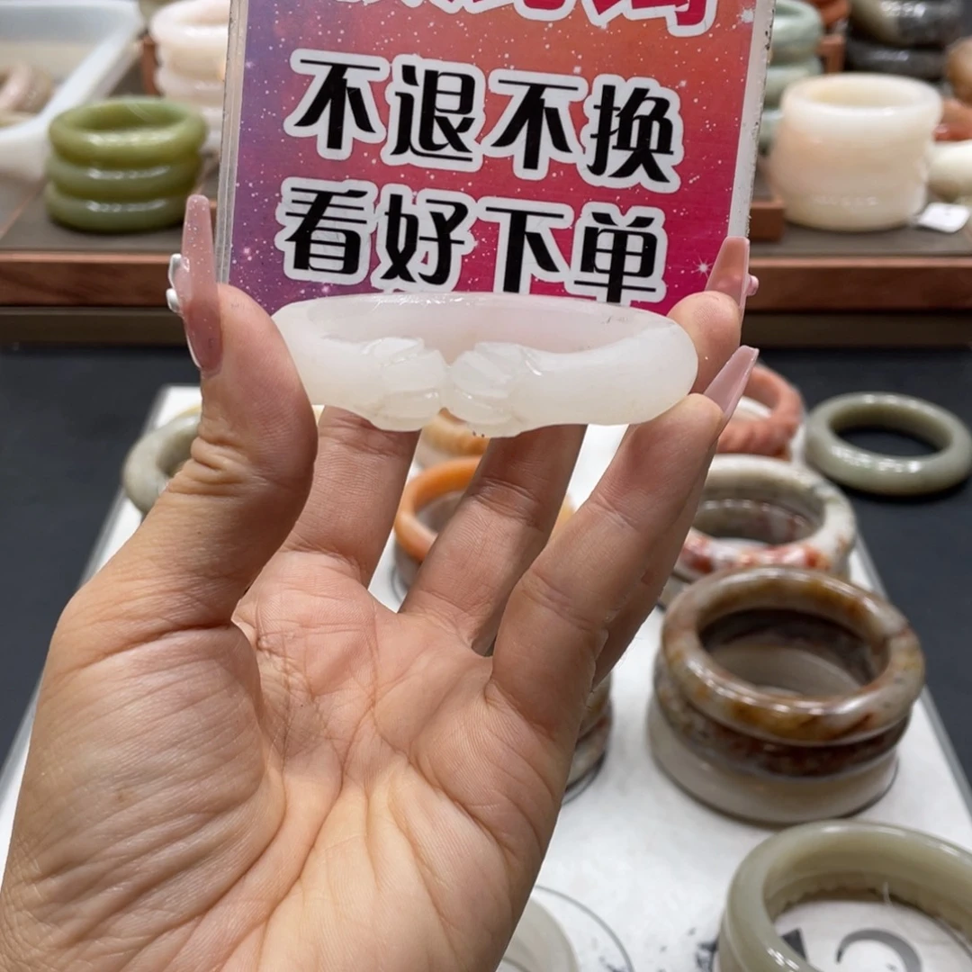 娜***子石英质玉未镶嵌手镯