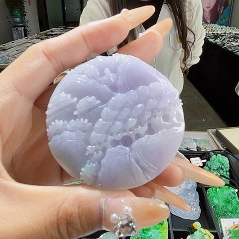 翡翠未镶嵌颈饰一个