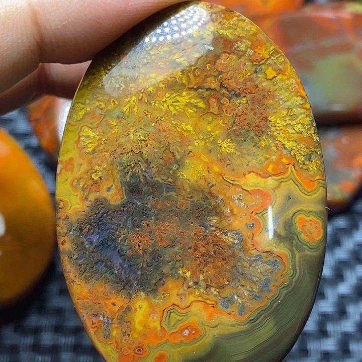 玛瑙/玉髓颈饰足铂镶嵌月****》