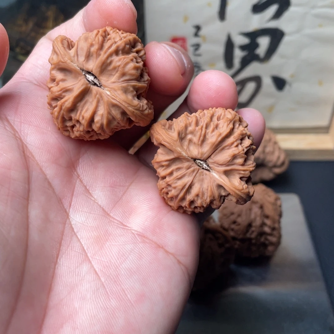 ￴***吊坠文玩核桃南疆石