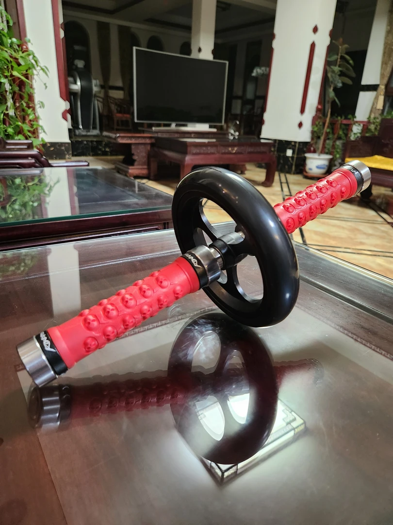 健腹轮，六寸直径150毫米。轮毂是铝合金烤漆材质，瑞典原装进口轴承