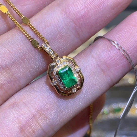 颈饰18K金镶嵌祖母绿0.45ct