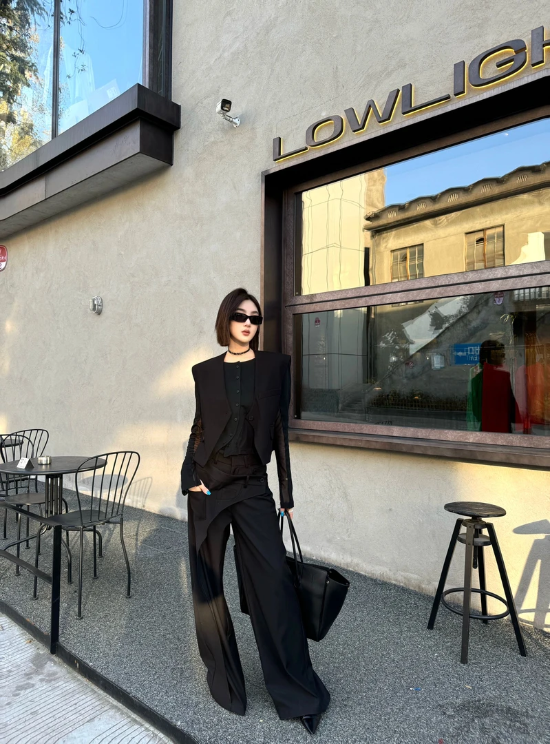 邓蕾婷【设计师】春季新款黑色重工V领设计款无袖叠穿百搭马甲